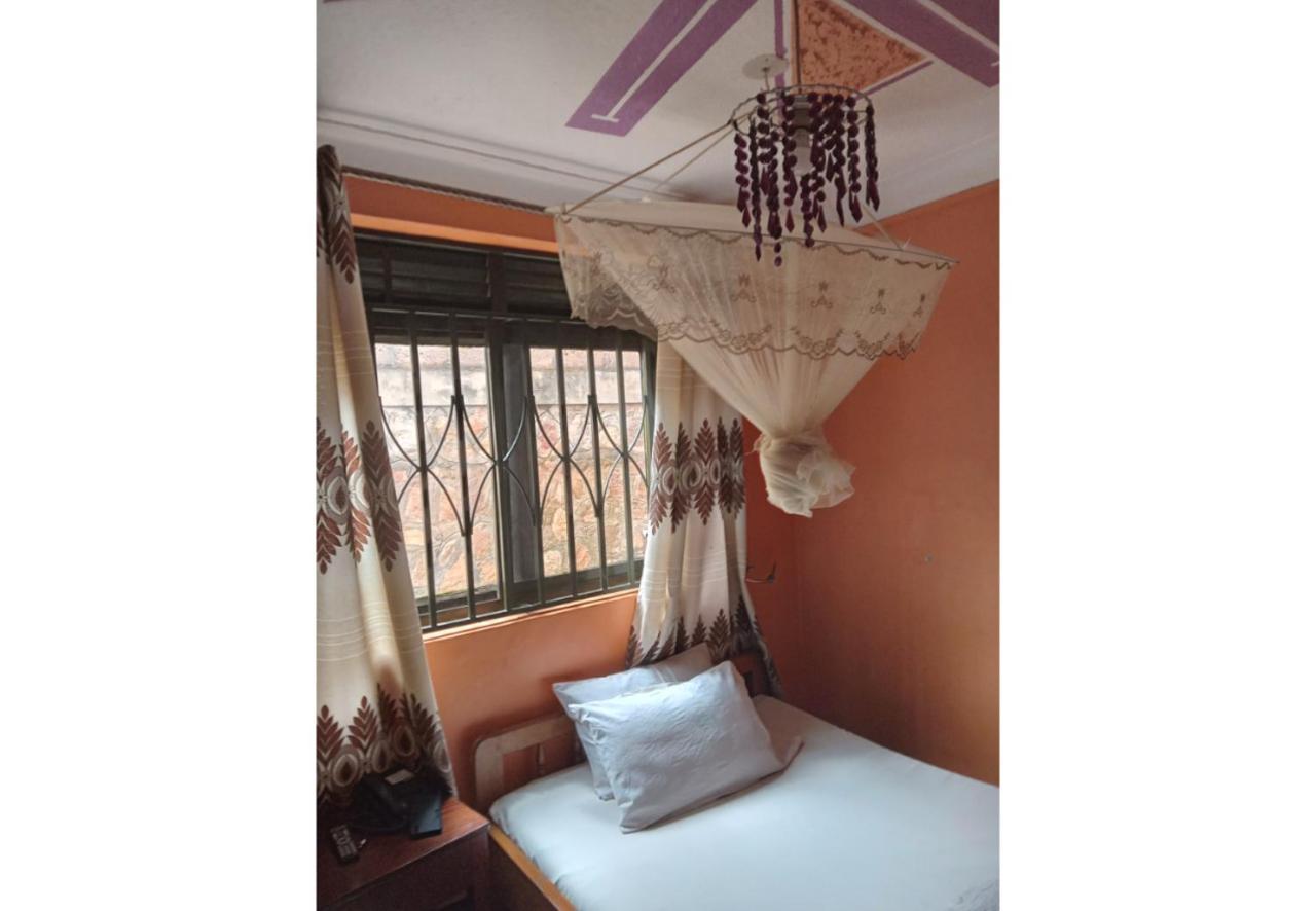 Royal Lake View Gardens Kampala Esterno foto