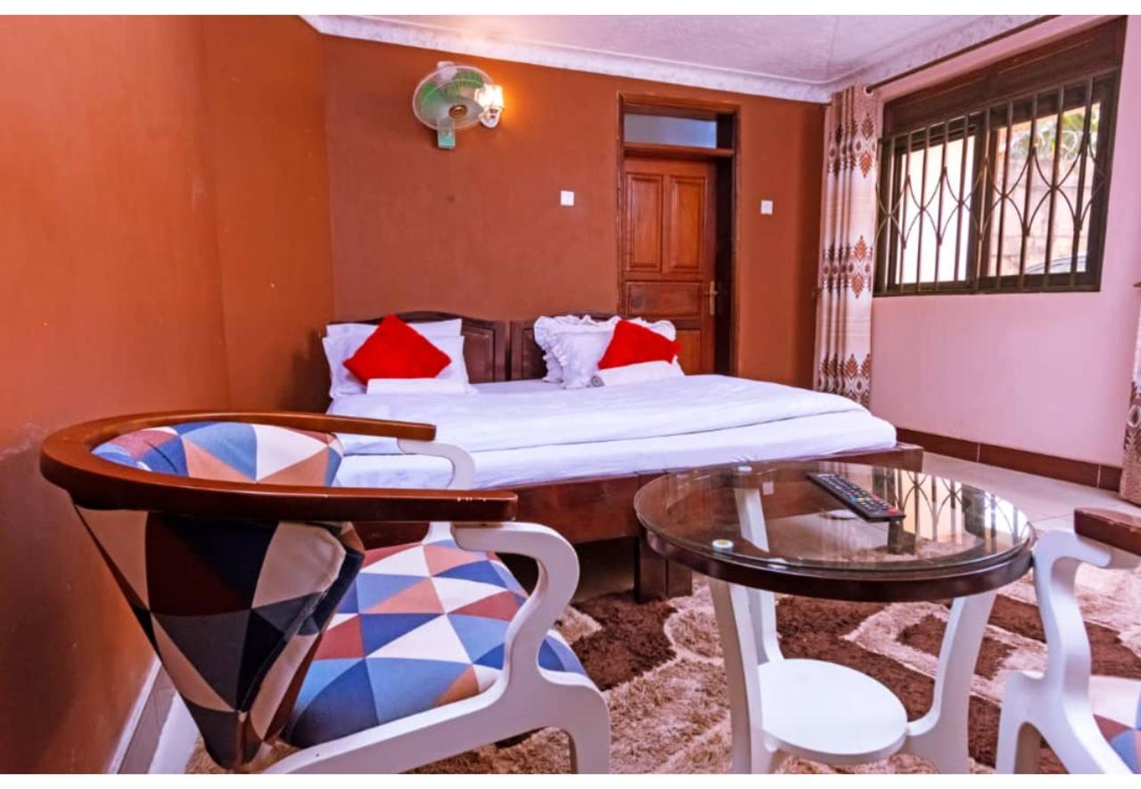 Royal Lake View Gardens Kampala Esterno foto