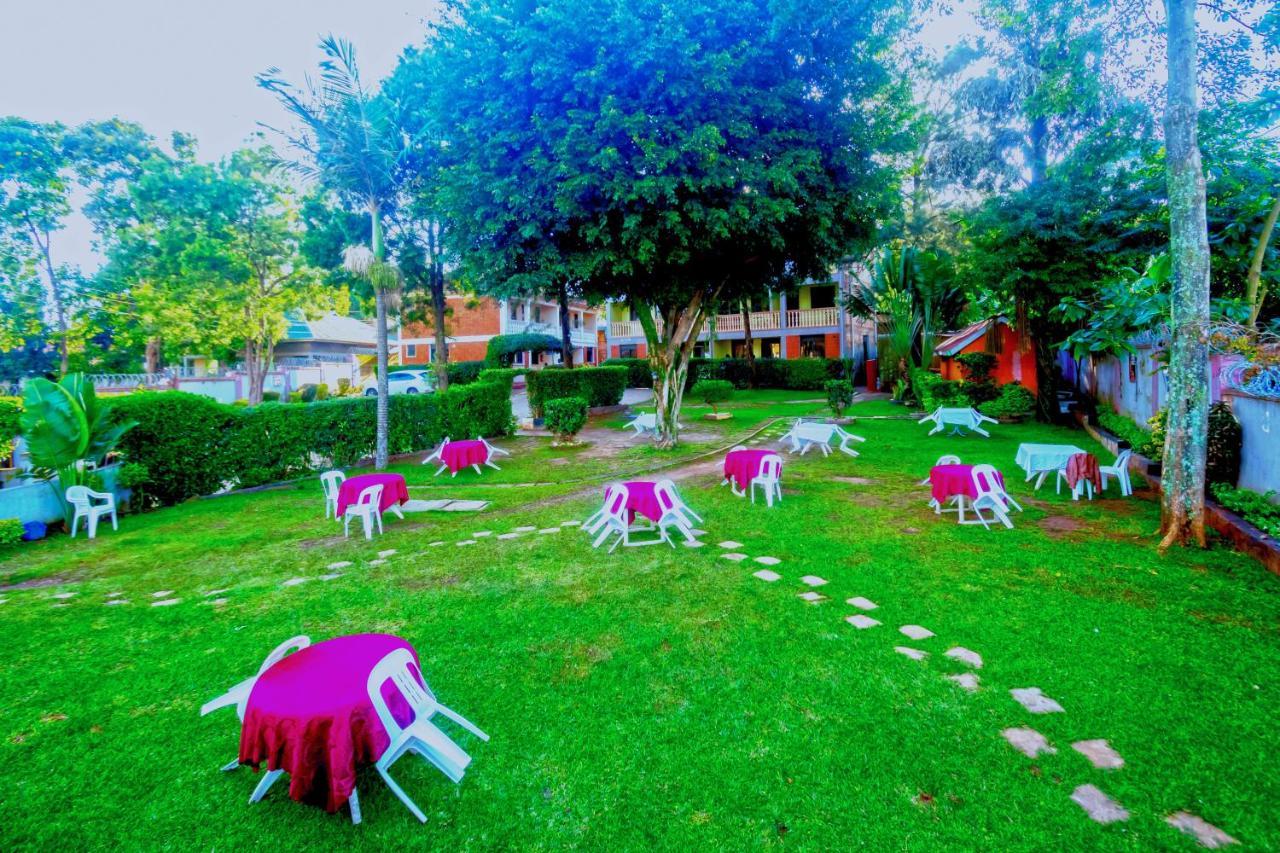 Royal Lake View Gardens Kampala Esterno foto