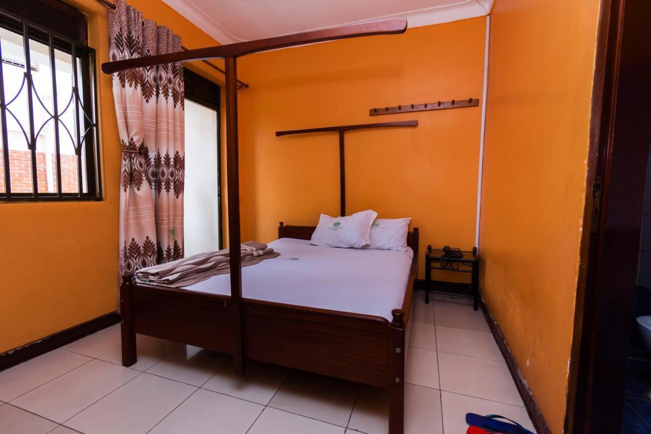 Royal Lake View Gardens Kampala Esterno foto
