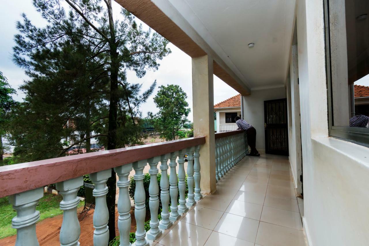 Royal Lake View Gardens Kampala Esterno foto